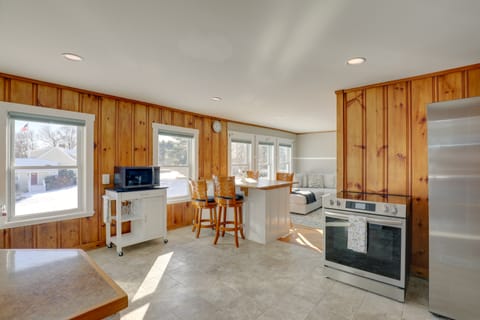 Sunny Newbury Apartment, 6 Mi to Market Square! Apartment in Newbury