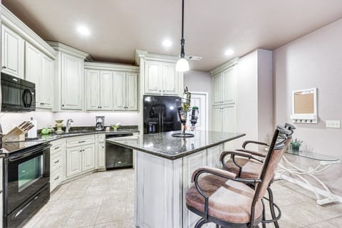 Pet-Friendly Dover Cottage w/ Deck + Mtn Views! Cottage in Arkansas