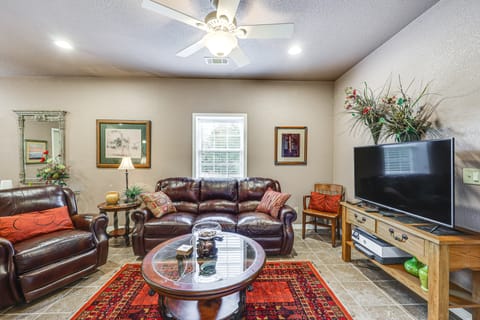 Pet-Friendly Dover Cottage w/ Deck + Mtn Views! Cottage in Arkansas