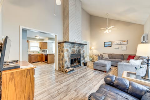 Arrowhead Lake Retreat w/ Private Indoor Pool! House in Coolbaugh Township