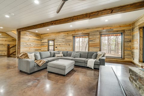 Grand Broken Bow Cabin w/ Hot Tub & Spacious Deck! House in Oklahoma