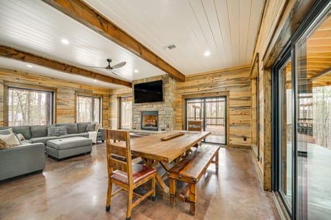 Grand Broken Bow Cabin w/ Hot Tub & Spacious Deck! House in Oklahoma