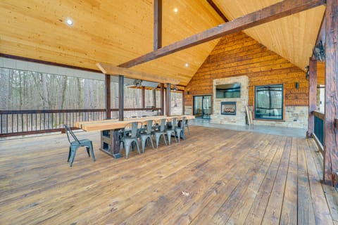 Grand Broken Bow Cabin w/ Hot Tub & Spacious Deck! House in Oklahoma