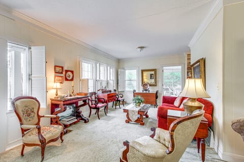 Central & Ornate Sewanee Home w/ Screened-In Porch House in Tennessee