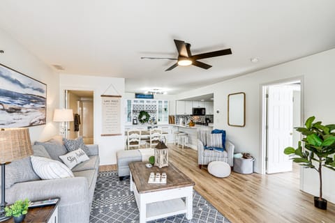 Regatta Bay Condo w/ Balcony + Water Views! Apartment in Village Four Seasons