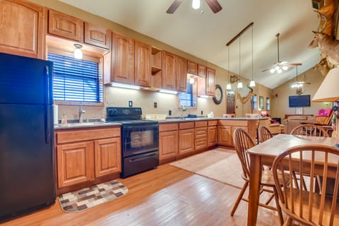 Cozy Strawn Cabin w/ Pool Access - Near Lake! House in Possum Kingdom Lake