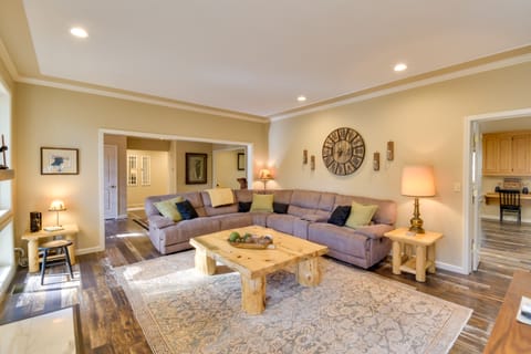 Gas Grill + Pool Table: Cabin Near Calaveras Park! House in Arnold