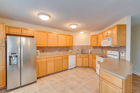 Downtown Kemah Rental ~ 3 Blocks to Boardwalk! Apartment in Kemah