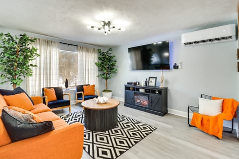 9 Mi to Camelback! Home w/ Hot Tub & Fire Pit House in Tunkhannock Township