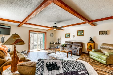 Riverfront Peru Cabin ~ 2 Mi to Lake Champlain! House in Lake Champlain