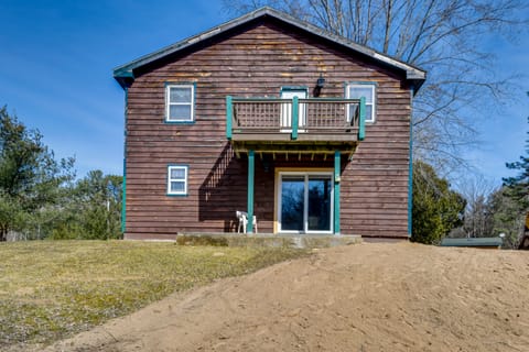 Riverfront Peru Cabin ~ 2 Mi to Lake Champlain! House in Lake Champlain