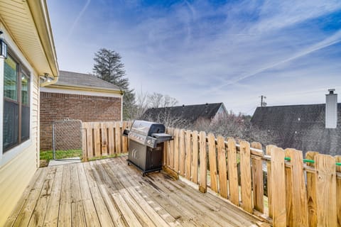 Pet-Friendly Knoxville Retreat w/ Deck + Gas Grill House in Knoxville