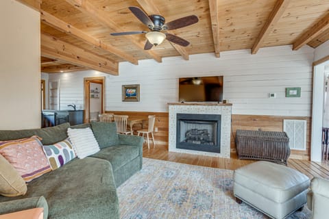 Mountaintop Blue Ridge Cabin: 2 Mi to Downtown House in Blue Ridge