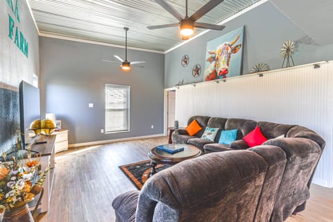 4 Mi to Whitney Lake: Home on 30 Acres! House in Texas