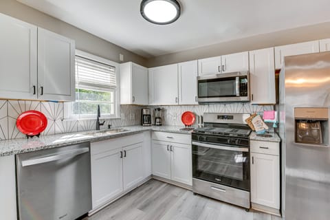 Bring Your Pets! Family Haven w/ Yard in Mableton House in Mableton