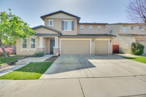 4 Mi to Dtwn Merced: Spacious Home w/ Yard! House in Merced
