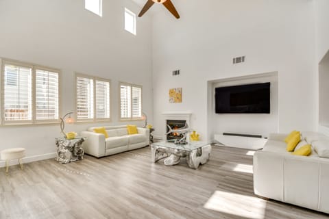 4 Mi to Dtwn Merced: Spacious Home w/ Yard! House in Merced