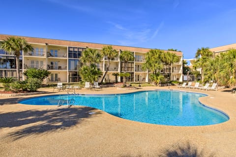 Biloxi Condo w/ Pool Access - Steps to Beach! Apartment in Biloxi