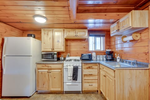 Laconia Cabin w/ Grill: 2 Mi to Weirs Beach! House in Laconia