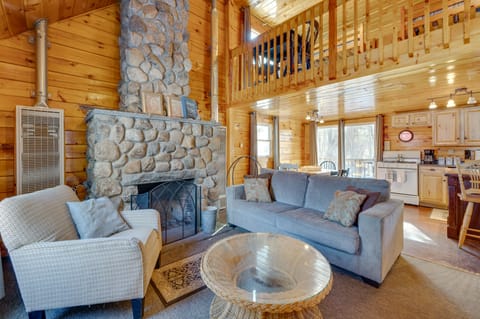 Cozy Laconia Cabin, Close to Winnipesaukee Pier! House in Laconia