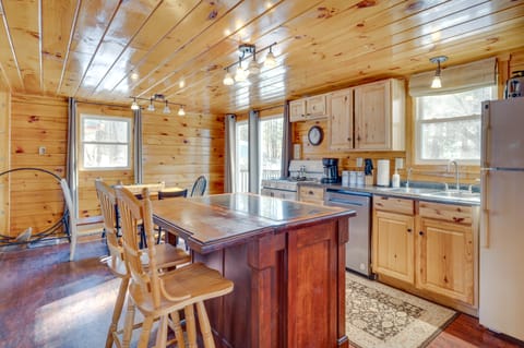 Cozy Laconia Cabin, Close to Winnipesaukee Pier! House in Laconia