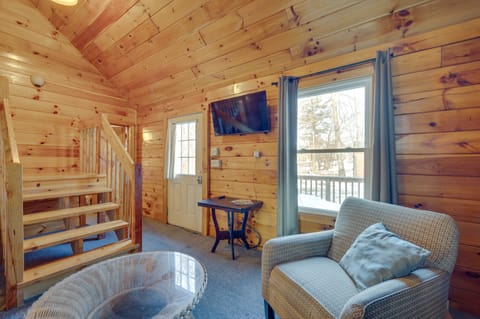 Cozy Laconia Cabin, Close to Winnipesaukee Pier! House in Laconia