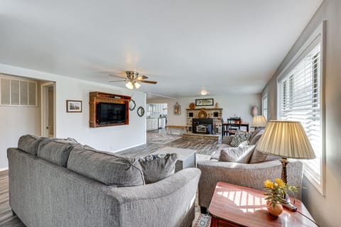 New Blaine Getaway - Walk to Lake Dardanelle! House in Arkansas