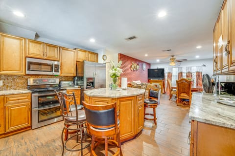 Orlando-Area Family Oasis w/ Lanai, Pool & Yard House in Apopka