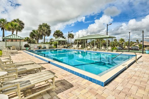 Daytona Condo w/ Community Pool, Walk to Beach! Apartment in Daytona Beach Shores