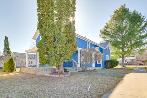 Steps to Dtwn! Suttons Bay Retreat Near Wine Trail House in Suttons Bay