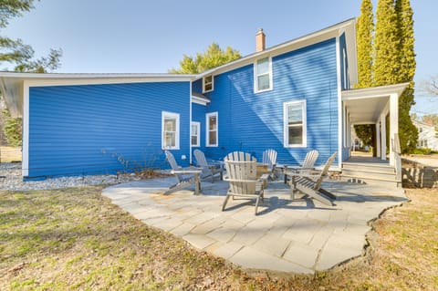 Steps to Dtwn! Suttons Bay Retreat Near Wine Trail House in Suttons Bay