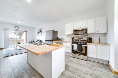 4 Mi to Lake Erie: Condo in Golf Community Apartment in Allegheny River