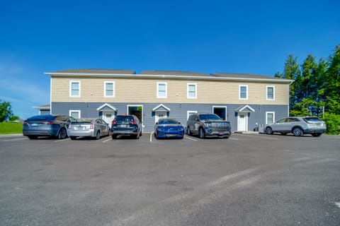 4 Mi to Lake Erie: Condo in Golf Community Apartment in Allegheny River