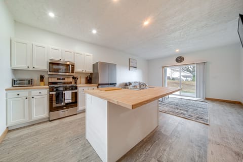 4 Mi to Lake: Golf-View Erie Condo w/ Porch Apartment in Allegheny River