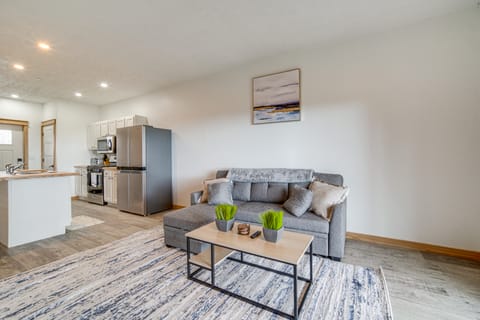 4 Mi to Lake: Golf-View Erie Condo w/ Porch Apartment in Allegheny River