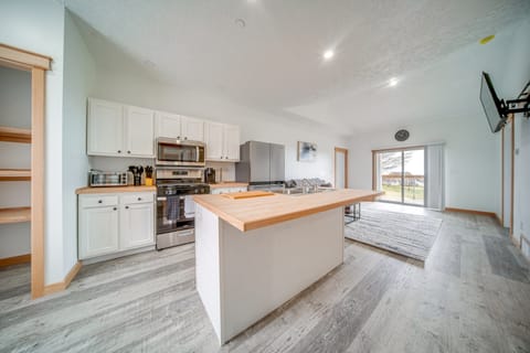 4 Mi to Lake Erie Access: Condo on the Greens Apartment in Allegheny River