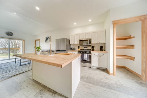 4 Mi to Lake Erie: Condo w/ Golf Course Views! Apartment in Allegheny River