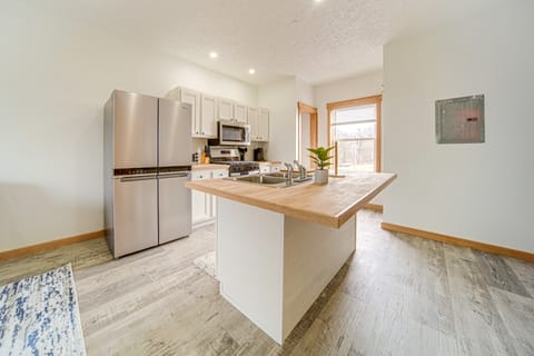 4 Mi to Lake Erie: Condo w/ Golf Course Views! Apartment in Allegheny River