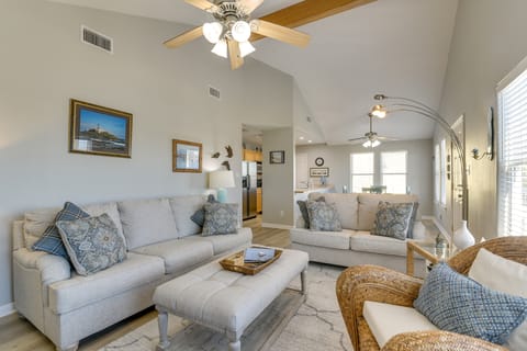 Galveston Getaway: Spacious Home < 1 Mi to Beaches House in Hitchcock
