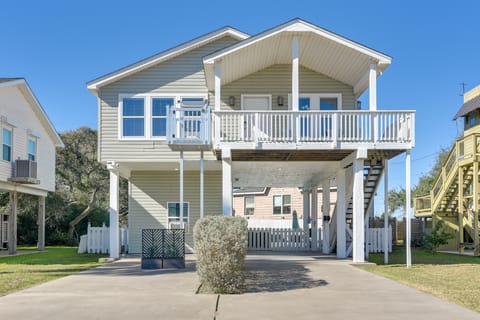 Galveston Getaway: Spacious Home < 1 Mi to Beaches House in Hitchcock