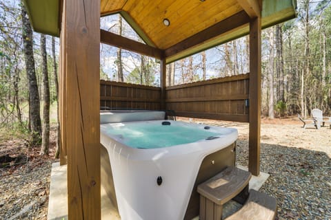 Chic Forest Hideaway in Broken Bow w/ Hot Tub House in Broken Bow