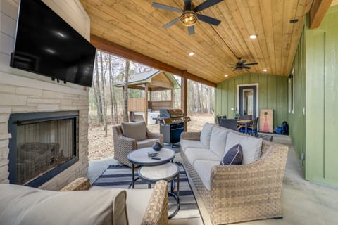 Chic Forest Hideaway in Broken Bow w/ Hot Tub House in Broken Bow