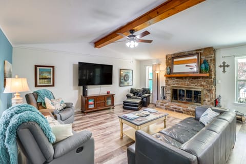 Fairfield Bay Home On Golf Course w/ Fenced Yard! House in Fairfield Bay