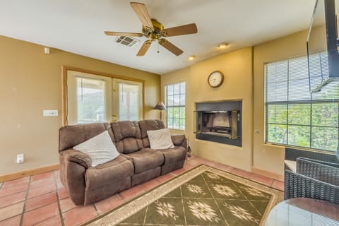 Cozy Alto Cabin w/ Grill & Mtn Views: 2 Mi to Lake House in Alto