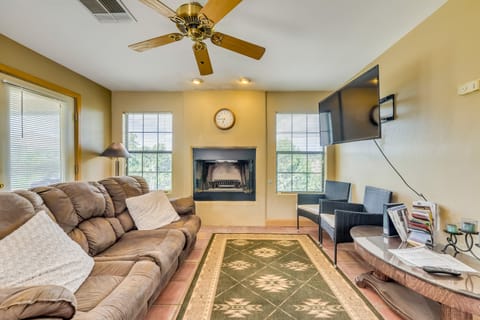 Cozy Alto Cabin w/ Grill & Mtn Views: 2 Mi to Lake House in Alto