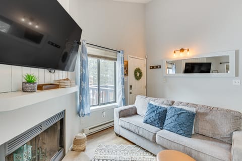 Cozy Angel Fire Condo - Walk to Ski Lift! Apartment in Angel Fire