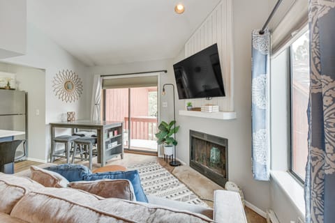 Cozy Angel Fire Condo - Walk to Ski Lift! Apartment in Angel Fire