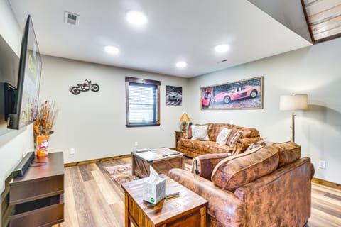 Modern Cabin w/ Hot Tub: Near Tail of the Dragon! House in Tennessee