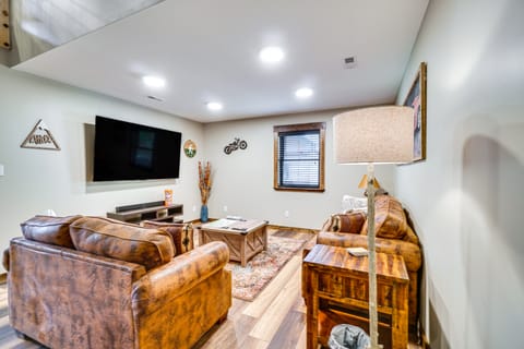 Modern Cabin w/ Hot Tub: Near Tail of the Dragon! House in Tennessee