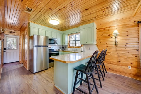 Cabin w/ Private Hot Tub: 2 Mi to Broken Bow Lake! House in Broken Bow